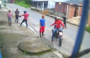INSEGURANÇA – Câmera flagra assalto à luz do dia na Zona Leste; veja o vídeo