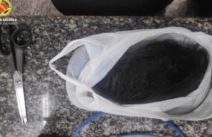 Imaginando galhada, homem corta cabelo da esposa enquanto ela dormiaCovardia!