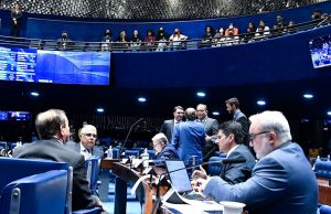 Senadores se mobilizam na tentativa de conter preços dos combustíveis
