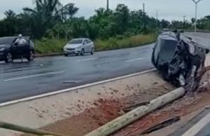 VÍDEO: carro no sentido Iranduba-Manaus capota na AM-070Trânsito