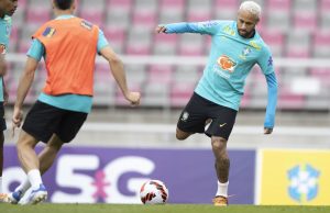Neymar se machuca durante treino e pode desfalcar seleção nesta quintaAtacante sofreu trauma no pé direito, próximo ao terceiro metatarso