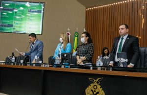 Roberto Cidade assina promulgação da lei que proíbe a instalação de novos medidores de energia