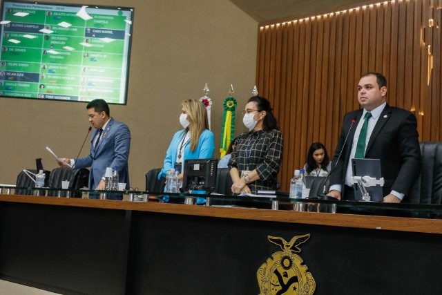 Presidente Roberto Cidade assina promulgação da lei que proíbe a instalação de novos medidores de energia