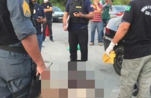 Carro de APP é crivado de bala; uma pessoa morreu e outra três ficaram feridas em Manaus