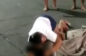 Vídeo: Mãe desesperada se atraca no corpo do filho esfaqueado: ‘É mentira, meu amor’