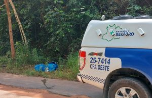 Corpo de homem é encontrado dentro de lona na Ponta Negra; vítima tinha 34 perfurações