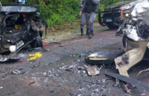 Acidente deixa 3 pessoas feridas na AM-010; carros ficaram totalmente destruídos