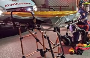 Grave acidente entre carro de APP e moto deixa duas pessoas feridas em Manaus