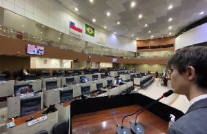 Amom critica plenário vazio ao discursar sobre ameaças recebidas: ‘Contando nos dedos’