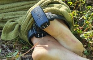 Cadáver de mulher é achado com duas 2 tornozeleiras eletrônicas em Manaus