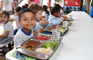 Aluno de escola pública poderá ter segunda refeição garantidaHora do almoço em colégio de Manaus: carência nutricional das crianças pode ser suprida na escola, sustenta Rogério Carvalho