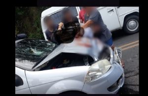 Cena forte em Manaus: motoqueiro é arremessado e cai em cima de carro após acidenteTrânsito