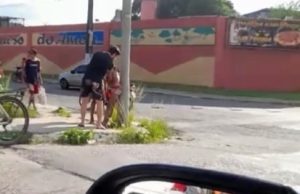 Vídeo: mulher é esfaqueada na esquina de motel em Manaus