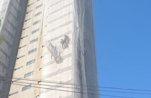 Trabalhadores ficam pendurados após andaime de obra quebrar em Manaus