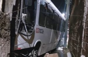 Sem freio, ônibus desgovernado destrói casas em Manaus