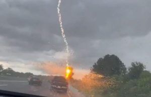 Vídeo impressionante: mulher filma raio poderoso caindo no carro do marido