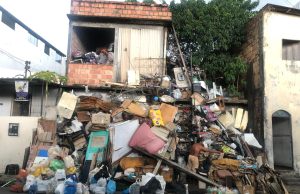 Duas toneladas de resíduos são removidos da casa de acumulador em Manaus