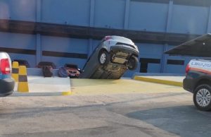 Eita, Manaus! Motorista confunde escada com rampa e carro fica preso