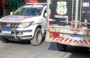 Corpo é encontrado embaixo de casa na Compensa; vítima foi baleada várias vezes