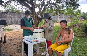 Vacinadores fazem busca ativa de casa em casa para vacinar crianças menores de 1 ano em Manaus