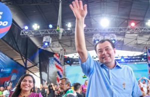 “Vamos governar o Amazonas com amor e com muito trabalho”, afirma Eduardo BragaMais de 20 mil pessoas receberam Eduardo e a sua vice, Anne Moura, no Copacabana, em uma grande festa popular