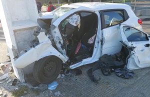 Mulher fica presa em carro durante grave acidente na Djalma Batista