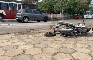 Idoso tem corpo queimado após motocicleta pegar fogo em avenida de Manaus