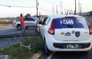 Grave acidente bloqueia avenida Grande Circular neste domingo; carro arrancou o poste