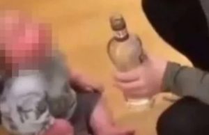 Que absurdo! Pais dão vodka para bebê e vídeo viraliza na internet