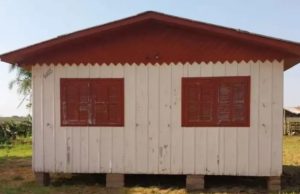 Após calote de clientes, carpinteiro coloca casa inteira em carreta e muda endereço dela