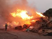 Incêndio atinge terreno baldio próximo de fábrica de coleta no Distrito Industrial