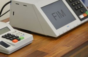 TSE insere em norma proibição a celular e armas na cabine de votação