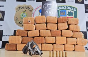 Mais de 30 quilos de drogas e uma arma de fogo são apreendidos em embarcação na Compensa
