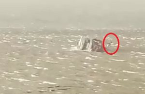 VÍDEO DESESPERADOR – Ventania vira barco com tripulantes em Jutaí