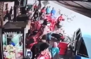 VÍDEO: carro descontrolado invade calçada de bar e deixa 4 pessoas feridas em Parintins
