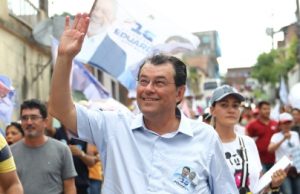 Eduardo Braga conversa com moradores do Cidade de Deus e reafirma propostas para saúde e segurançaO candidato voltou a afirmar que vai reduzir a fila do Sisreg em 120 dias e construir hospital e maternidade na zona Norte