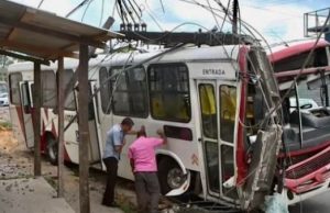 A bruxa tá solta! Ônibus em pane mecânica atinge poste de energia perto do Musa