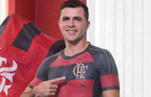 Torcedor tatua uniforme e quer fazer nova homenagem se Flamengo ganhar Libertadores
