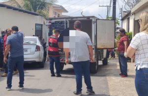 Homem é executado no momento que saía de casa para deixar os filhos na escolaA vítima foi alvejada com oito tiros pelo corpo