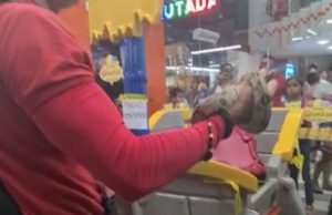 Filhote de ‘vei do rio’ erra tapera e é resgatado dentro de brinquedo em sorveteria de Manaus