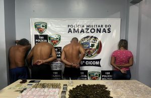 Líder, gerente e soldados são presos em flagrante enrolando drogas em Manaus