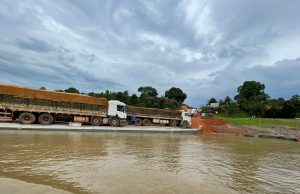 Após quedas de pontes na BR 319, Manaquiri é a nova rota de caminhoneiros do BrasilO Departamento Nacional de Trânsito (Dnit) informou que, ao longo desta semana, as ações estão focadas na execução do aterro que integra o sistema de drenagem da travessia seca no rio Autaz-Mirim
