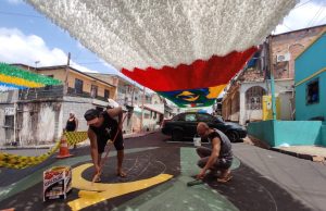 Rua Santa Isabel, a “Rua da Copa”, ganha as cores da torcida brasileiraMoradores da famosa Rua Santa Isabel, no bairro Vila da Prata, zona Oeste de Manaus, já começaram a colorir o asfalto com as cores da seleção brasileira. Eles esperam que a rua esteja mais uma vez entre as mais belas do Brasil