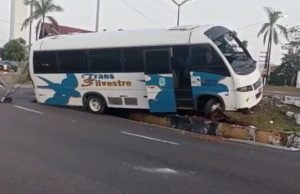 Ônibus particular atinge semáforo na Coronel Teixeira