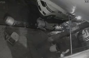 VÍDEO: Policial tem a cabeça atingida por botijão de gás durante abordagem