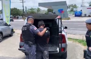 Homem tenta matar esposa e filhos a facadas em Manaus