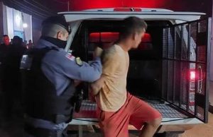 Homem surta, esfaqueia mulher e criança dentro de igreja em Maués