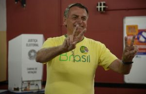 Após votar no Rio, Bolsonaro diz estar confiante na vitóriaCandidato à reeleição foi o primeiro a votar na sua seção