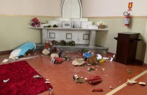 Homem invade igreja e destrói 27 imagens religiosas de santos