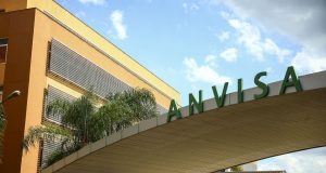 Anvisa alerta sobre uso de produtos para trançar cabelosEntre os casos notificados está o de cegueira temporária Marcelo Camargo/Agência Brasil